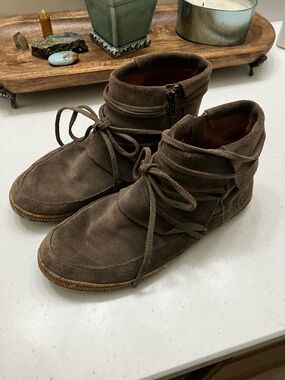 UGG Reid Moccasin Ankle Boots Taupe Suede Lace Up Side Zip Womens